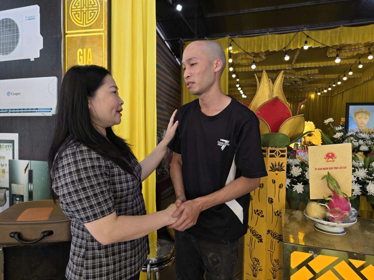 Pho Chu tich UBND tinh Lao Cai den dong vien, chia se voi gia dinh chau Phan Duy K. Anh: Van Duc