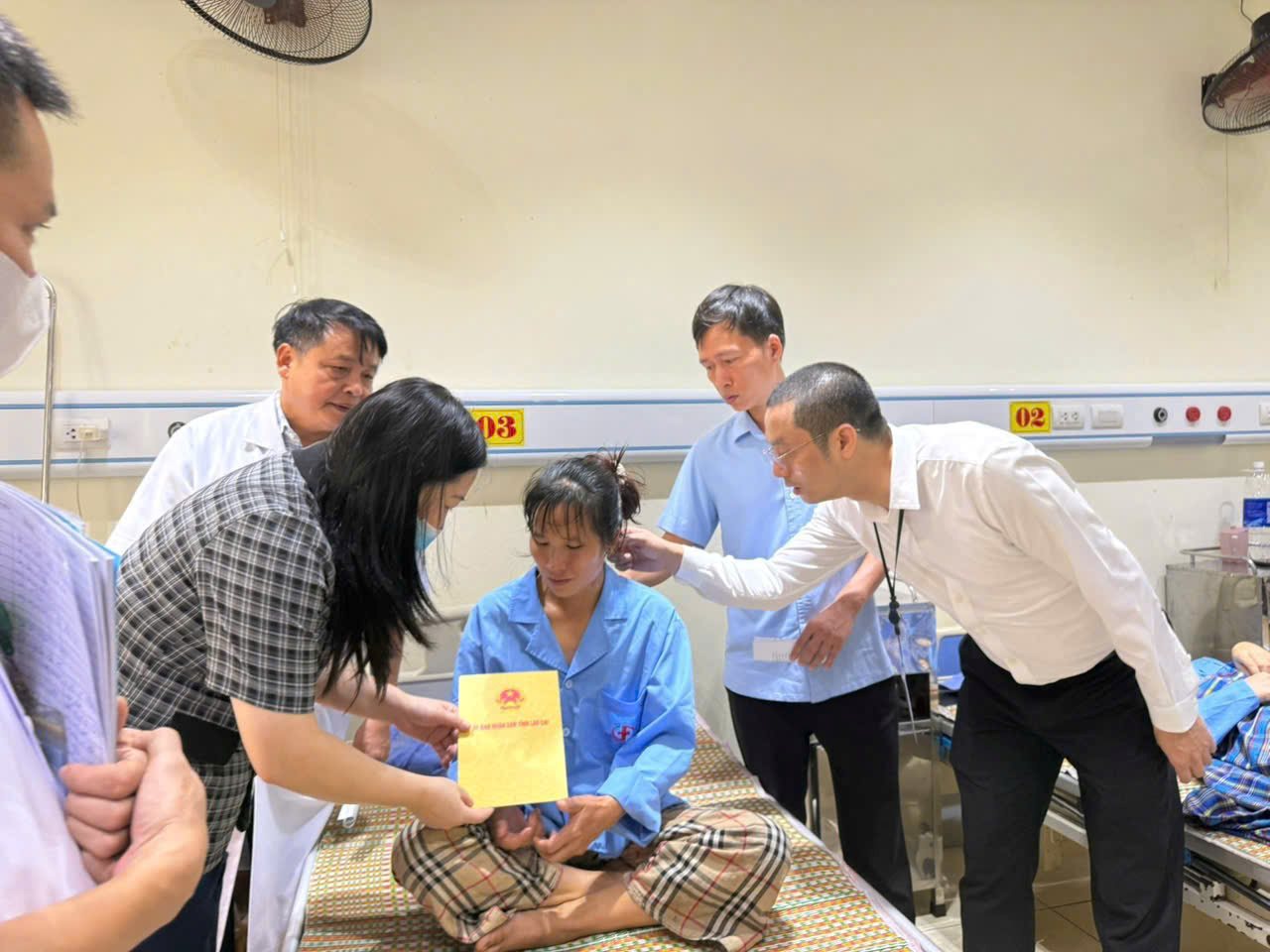 ラオカイ省の代表団は、ブー・ティ・ヒエン・ハン省人民委員会副委員長を率いて、事故後の患者を訪問しました。写真:ヴァン・ドゥック