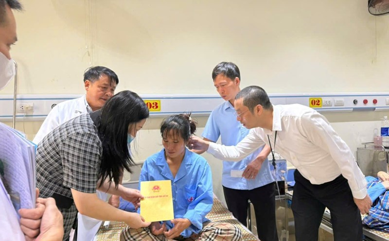 The working group of Lao Cai province led by Vice Chairman of the Provincial People's Committee Vu Thi Hien Hanh visited the patients after the accident. Photo: Van Duc