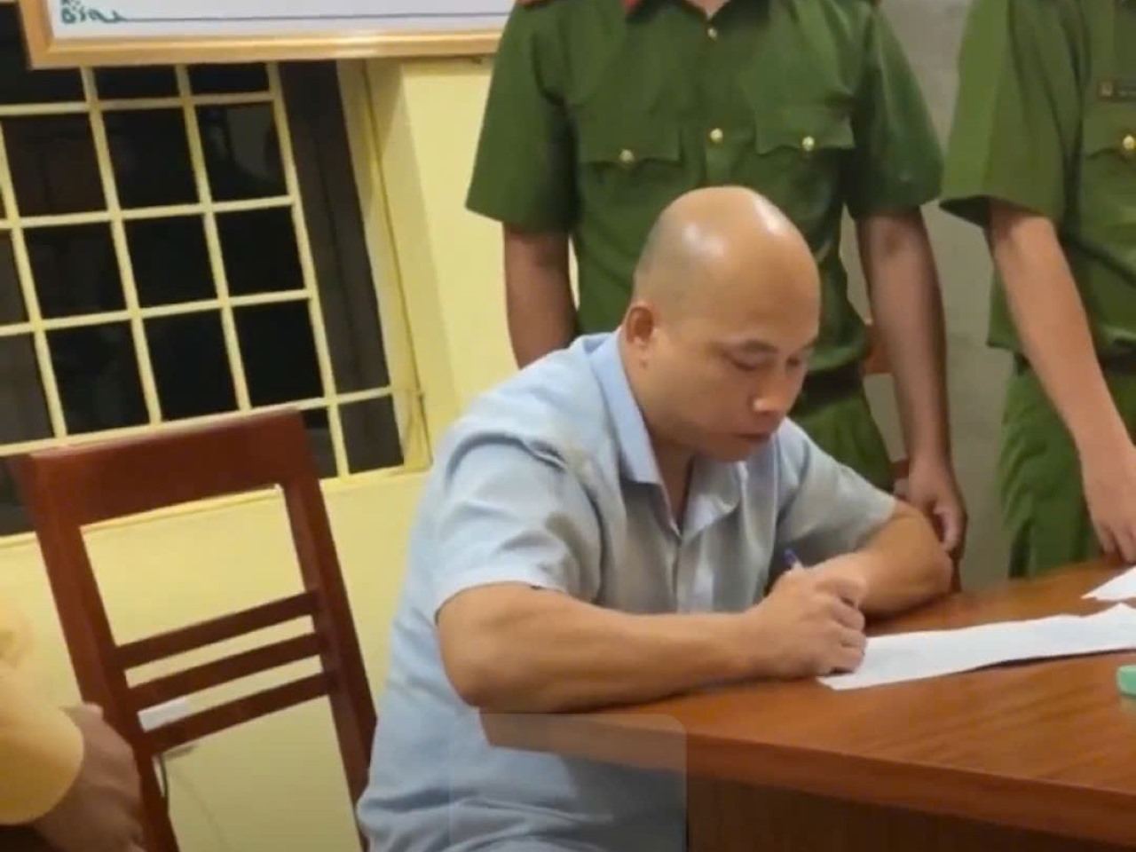 Ong Lo Van Manh (nguoi gay tai nan giao thong) tai co quan Cong an. Anh nguoi dan cung cap.