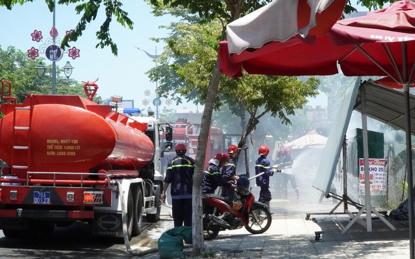 꽝응아이성 소방 및 구조 경찰은 화재 현장에 접근하기 위해 장비를 긴급히 배치했습니다. 사진: Vien Nguyen
