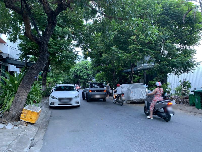 Both sides of the road have become parking lots, the road is only a small part left for vehicles to circulate. Photo: Thanh Huyen