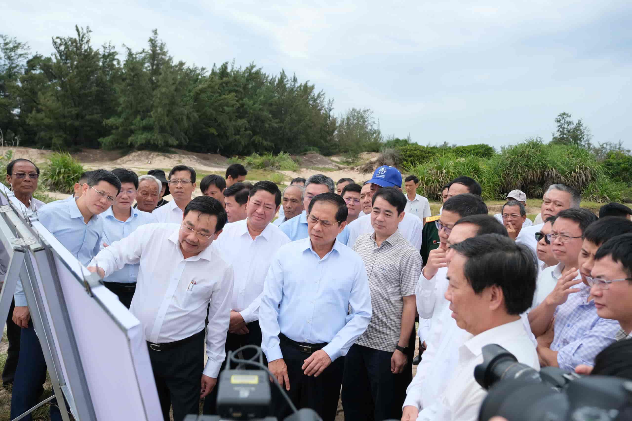 Deputy Prime Minister Bui Thanh Son inspected the two Ninh Thuan nuclear power plants on the ground at the end of July 2025. Photo: Huu Long