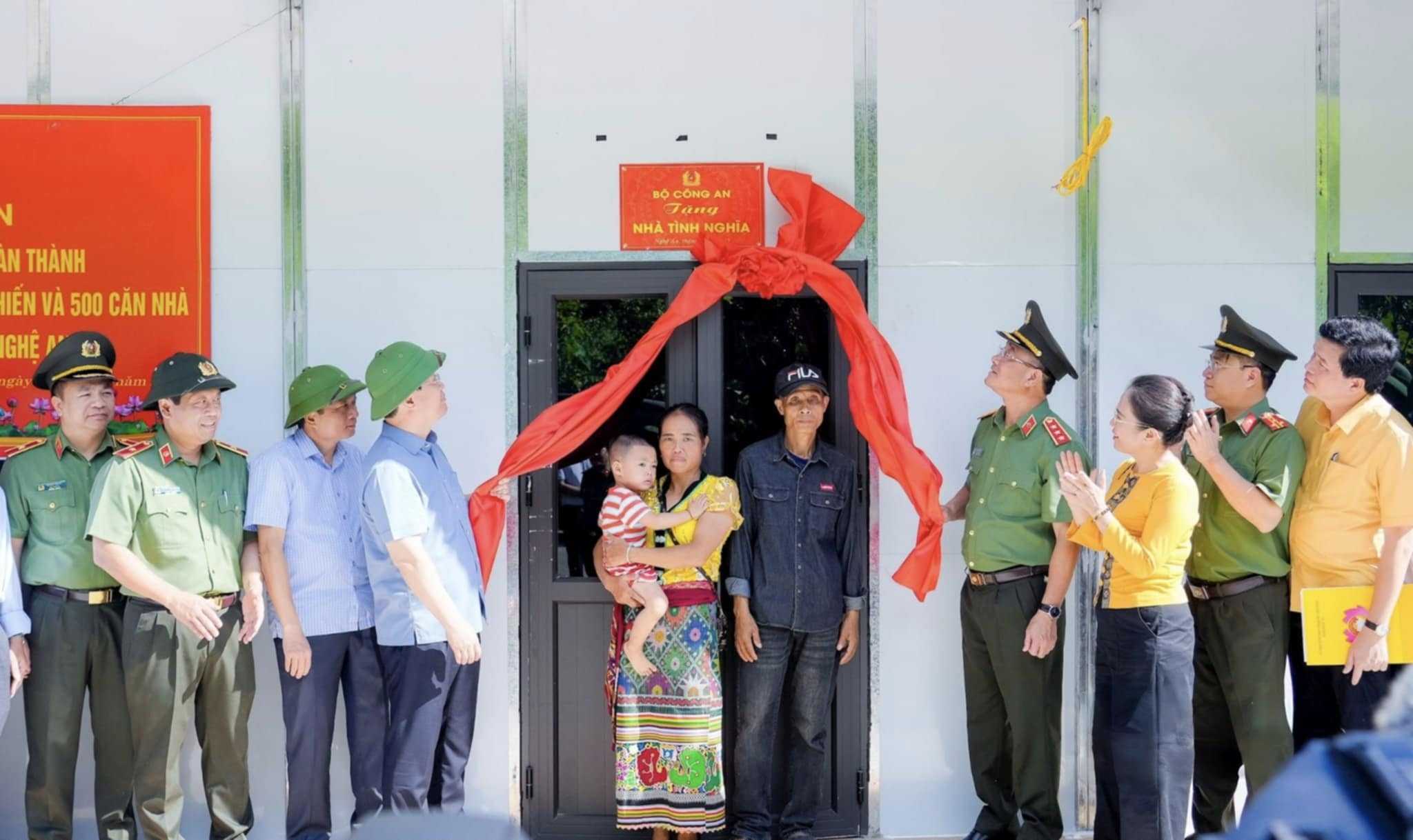 Leaders of the Ministry of Public Security and Nghe An province performed the inauguration ceremony and presented the house to the family of Ms. Luong Ngoc Hue, residing in Xieng Tam village, My Ly commune. Ms. Hue's old house was swept away during the recent flood. Photo: Pham Bang