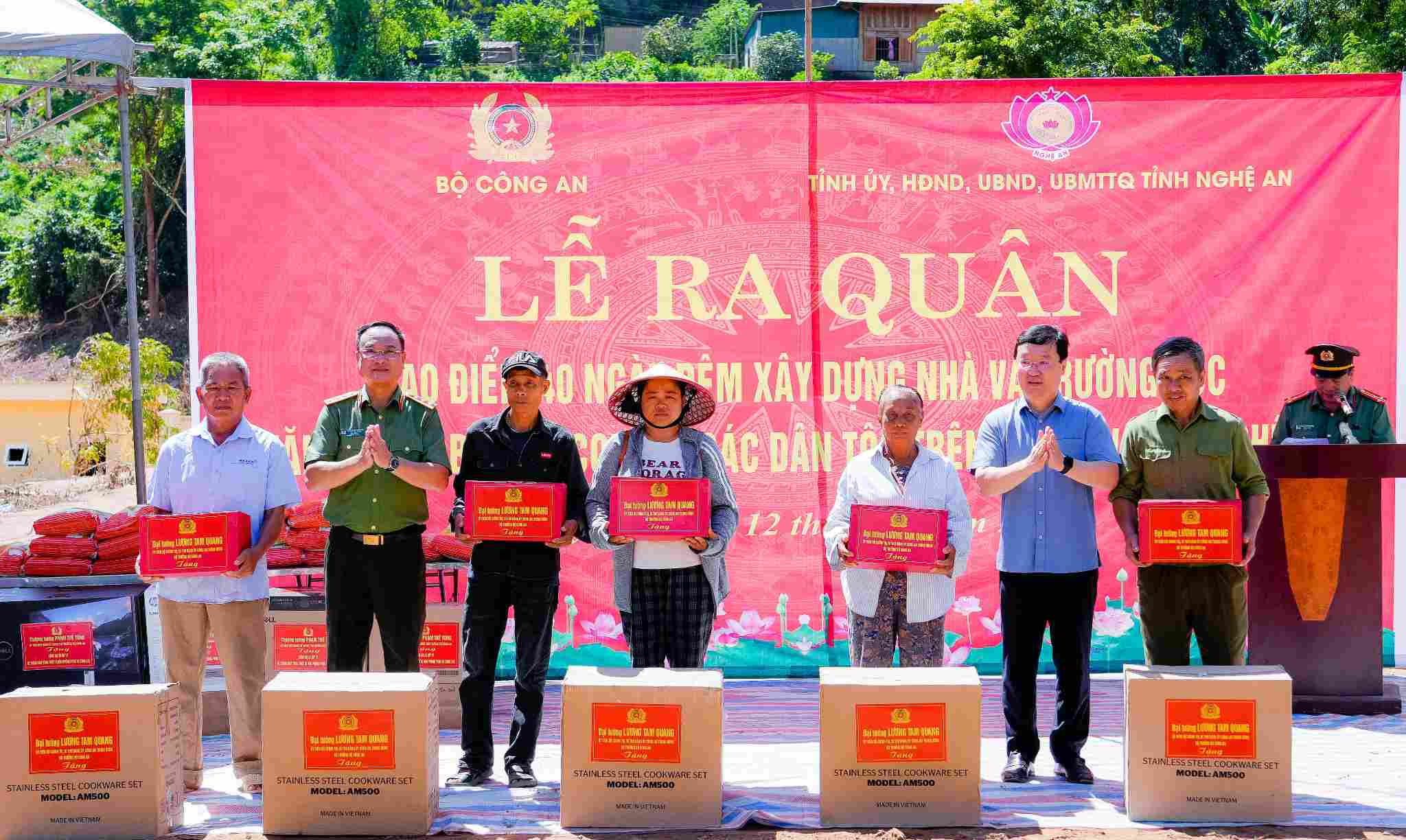 Thu truong Bo Cong an Pham The Tung va Bi thu Tinh uy Nghe An Nguyen Duc Trung trao qua cua Dai tuong Luong Tam Quang - Bo truong Bo Cong an toi cac ho dan tai xa My Ly. Anh: Pham Bang