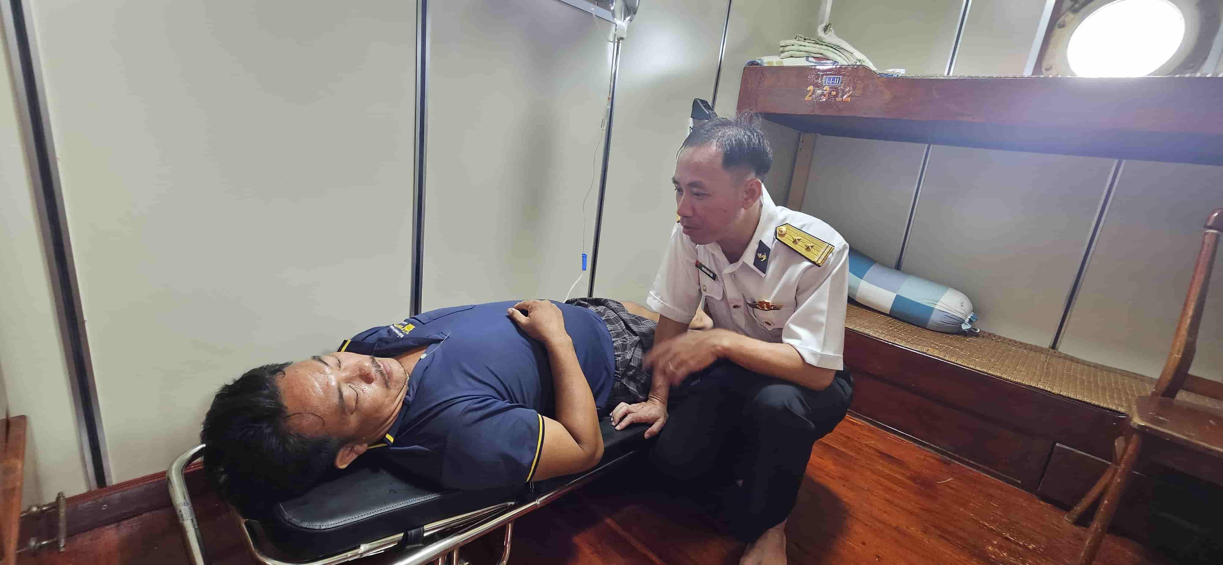 Tau 937、海軍第129旅団の幹部、職員が、チュオンサ島で遭難した漁民の健康状態を親切に見舞っています。写真:Duy Tan