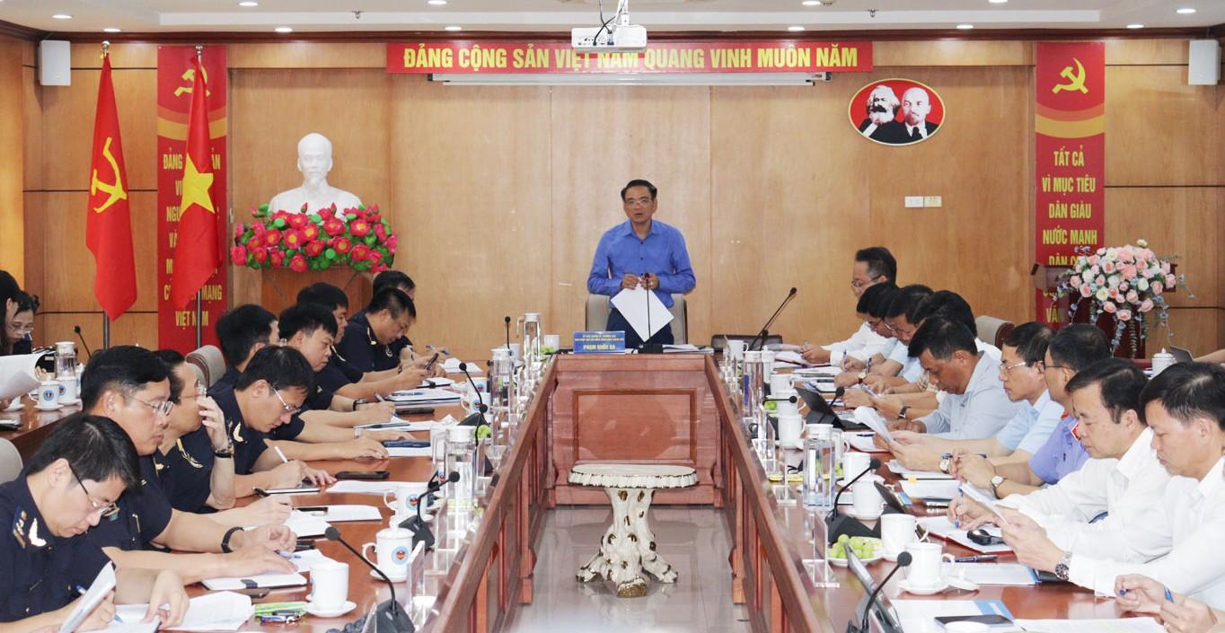 市人民評議会法務委員会のファム・クオック・カ委員長が会議で発言。写真:ハイフォンTTDTポータル