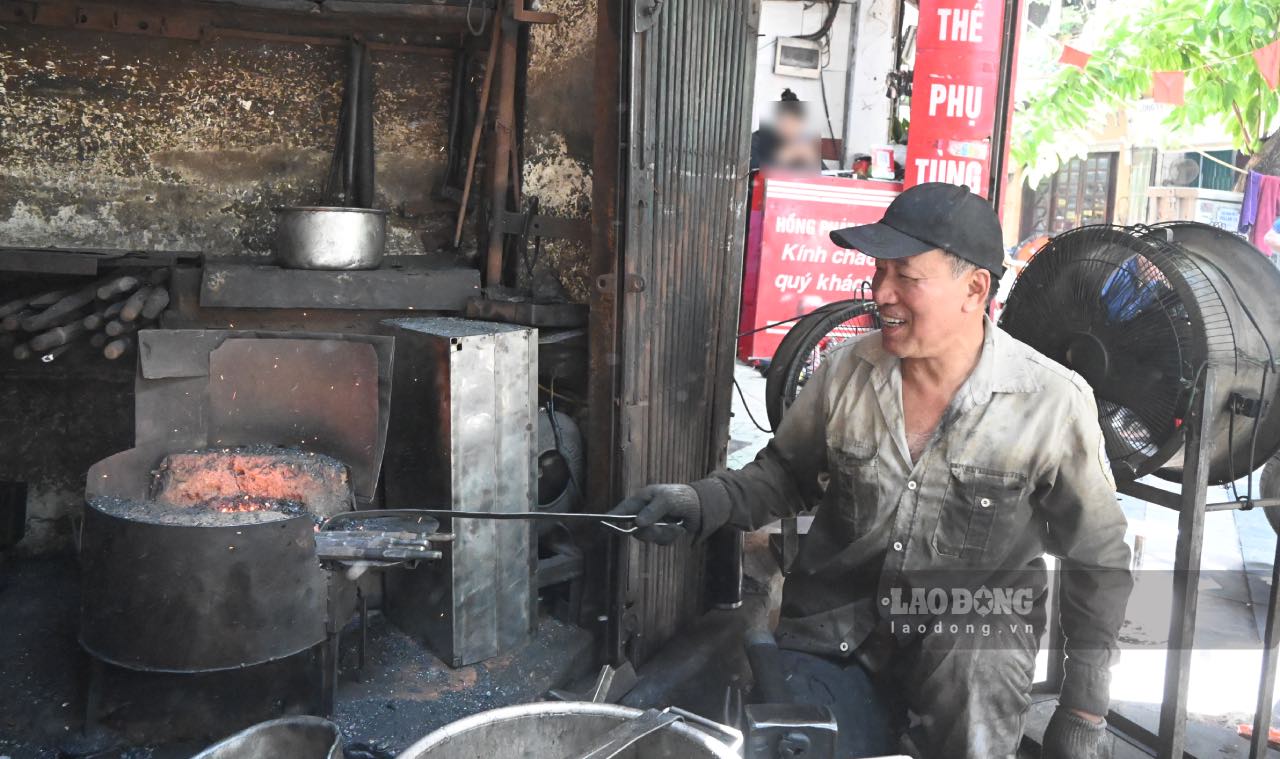 Hung 씨는 Lo Ren 거리에서 유일하게 남은 대장장이 일을 유지하고 있습니다. 사진: Thanh Nhan
