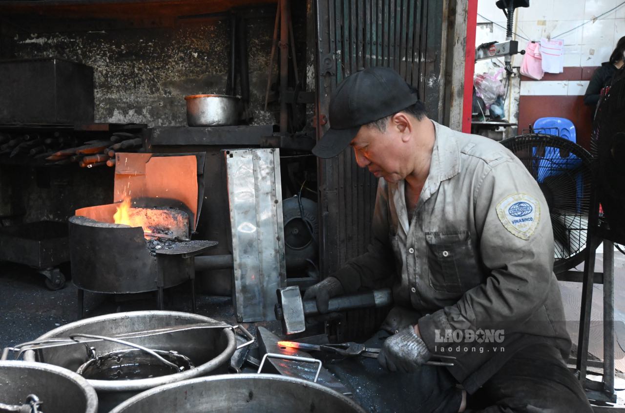 Ong Hung duy tri cong viec tho ren khoang 24 nam tai pho Lo Ren (phuong Hoan Kiem, TP Ha Noi). Anh: Thanh Nhan