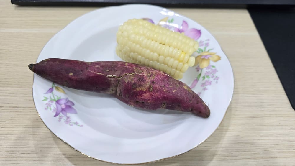 Eating boiled sweet potatoes and boiled corn for breakfast will bring many health benefits. Photo: Tuan Dat