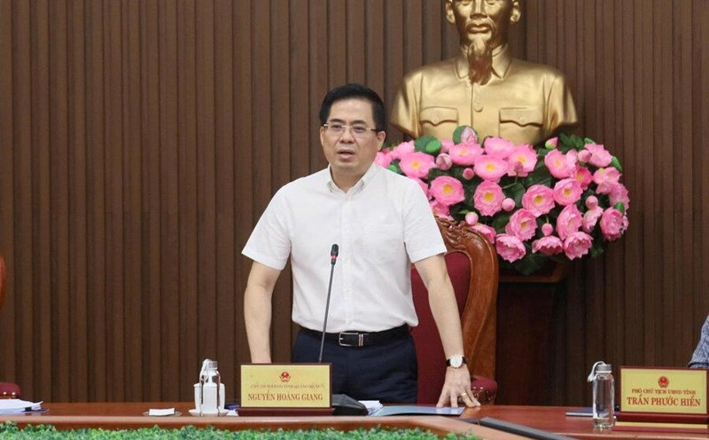 Mr. Nguyen Hoang Giang - Chairman of the People's Committee of Quang Ngai province gave a speech at the regular meeting in July 2025 on August 12. Photo: Vien Nguyen