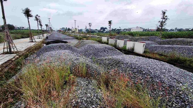 Du an duong noi tu cau Thach Bich den Tinh Phong co muc dau tu hon 694 ti dong, thoi gian thuc hien tu nam 2019 den 2025, nhung tien do dang rat cham, nhieu doan thi cong dang do, anh huong den cong tac giai ngan von dau tu cong. Anh: Vien Nguyen.