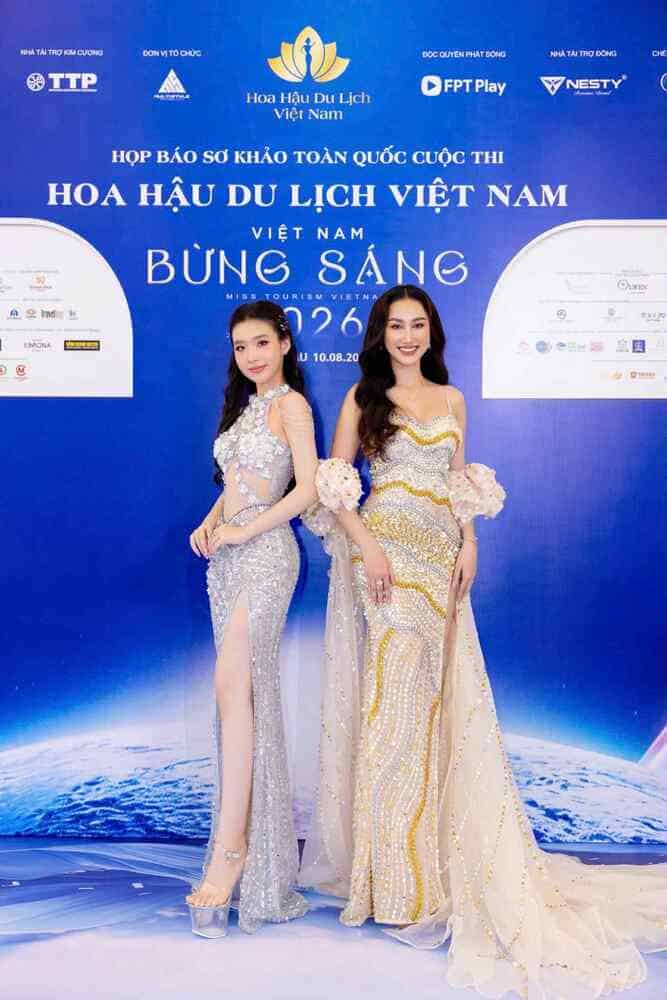 Hoa hau Viet Nam Toan cau 2022 - Doan Hong Trang va Hoa khoi Nguoi dep Trang Ram tinh Phu Yen 2024 - Sam Nabi trong trang phuc cua nha thiet ke Tommy Nguyen. Anh: Nhan vat cung cap