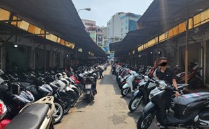Cho xe may cu Dich Vong trong tinh trang vang khach. Anh: Minh Hanh 