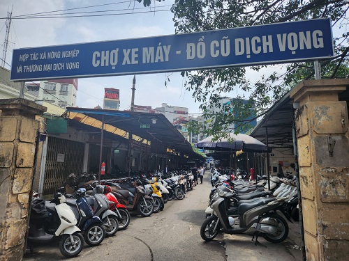 El mercado de motocicletas usadas de Hanoi cambia de direccion de negocio. Foto: Minh Hanh