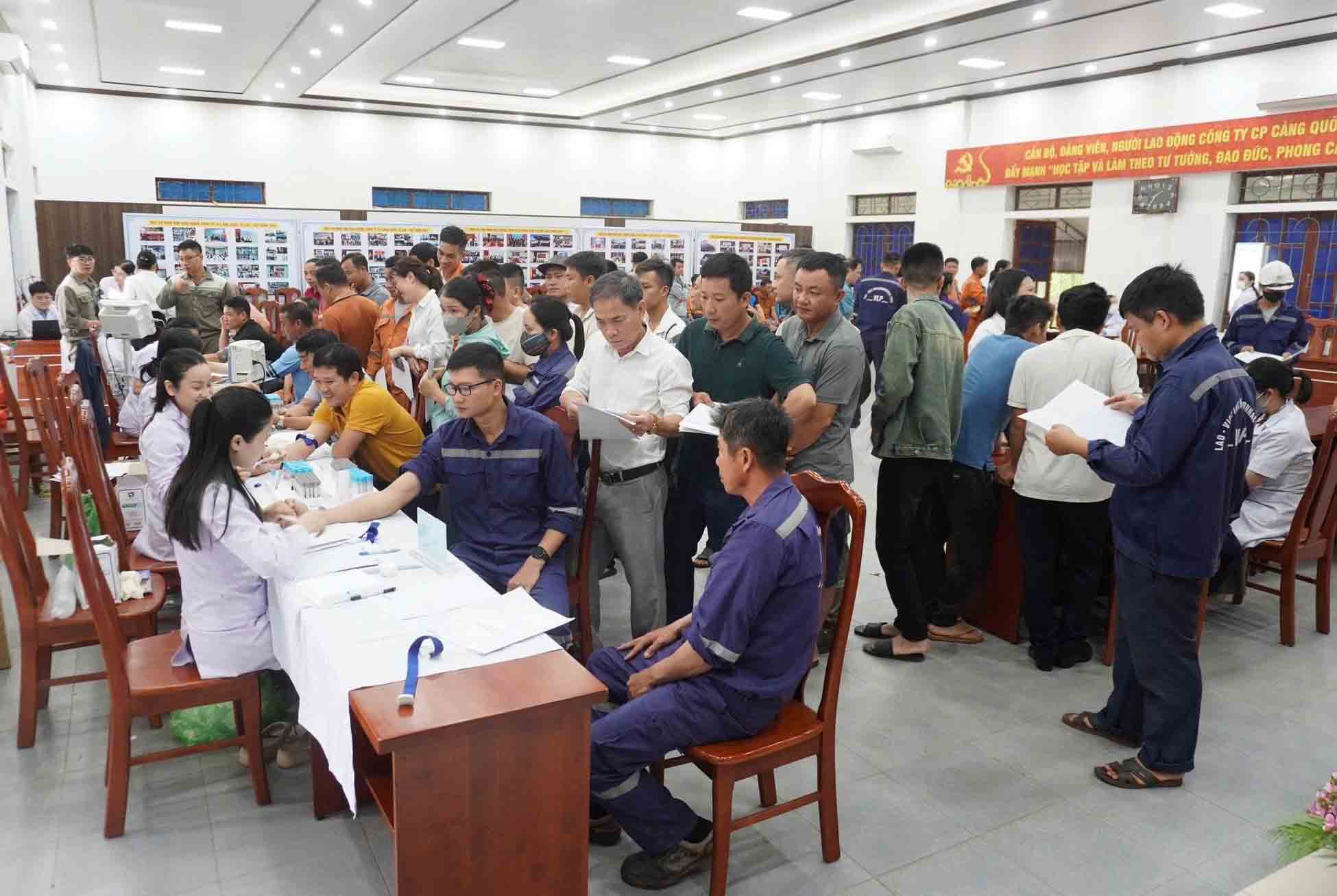 Cong ty CP Cang Quoc te Lao - Viet to chuc kham suc khoe dinh ky cho NLD. Anh: Anh Dung.