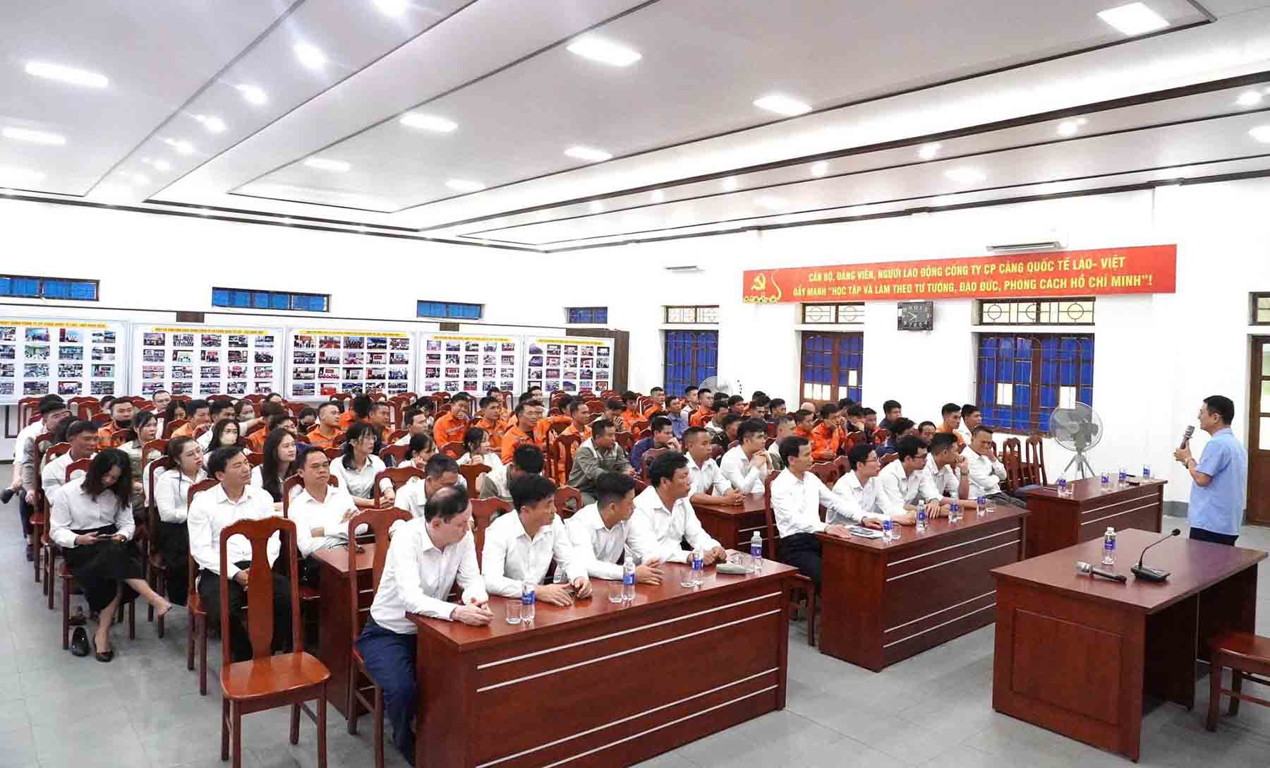 Cong ty CP Cang Quoc te Lao - Viet to chuc tap huan An toan ve sinh lao dong cho nguoi lao dong. Anh: Anh Dung.