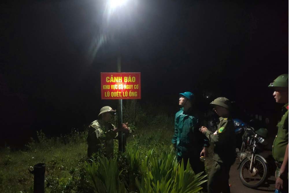 The authorities mobilized and evacuated people in the landslide area to new safe places. Photo: Van Duc