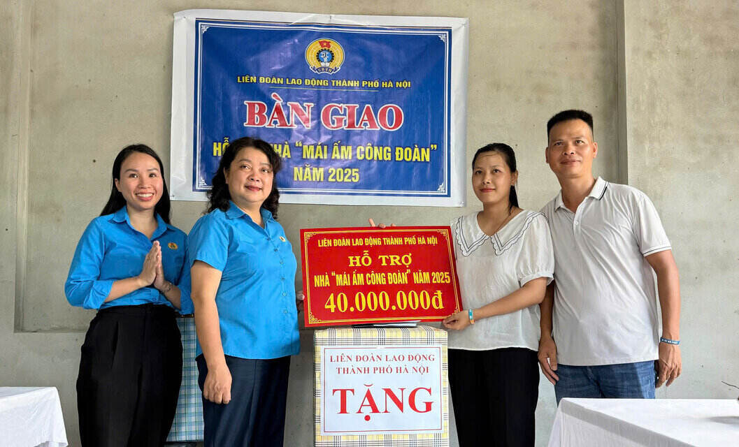 Nguyen Thi Thu Thuy 하노이시 노동총연맹 부위원장이 Do Thuy Lien 씨에게 노동조합의 집 지원금을 전달하고 있습니다. 사진: Ngoc Anh