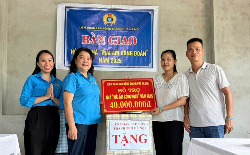 Ms. Nguyen Thi Thu Thuy - Vice President of the Hanoi City Labor Federation presented the Trade Union Shelter support to Ms. Do Thuy Lien. Photo: Ngoc Anh