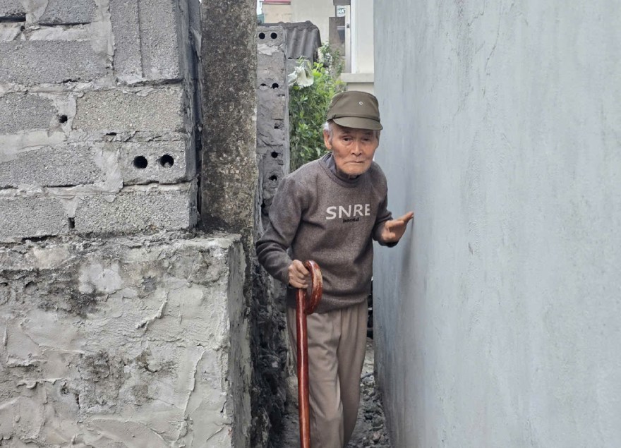 Lối đi vào nhà ông Vũ Quốc Đặng bị xây bịt lại suốt gần 5 năm. Ảnh: Nguyễn Trường