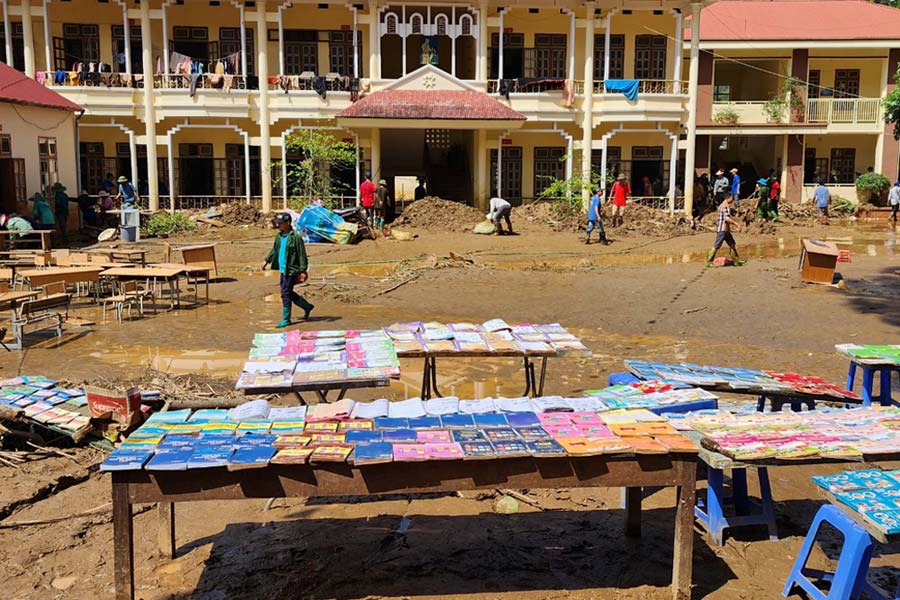 The flood caused the books of students at Chieng Noi Primary School to be wet, and the school was devastated. Photo: Khanh Linh