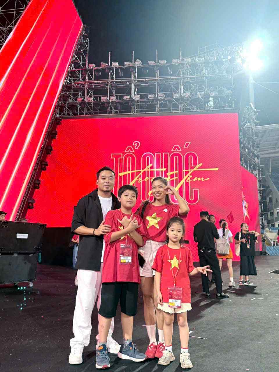 Dao dien Nguyen Huu Vuong duoc vo con den ung ho tai concert “To quoc trong tim“. Anh: Nhan vat cung cap