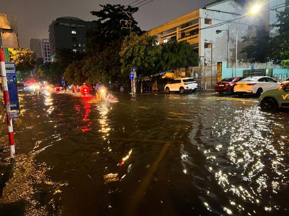 Da Nang streets were flooded after a prolonged rain. Photo: Thu Giang