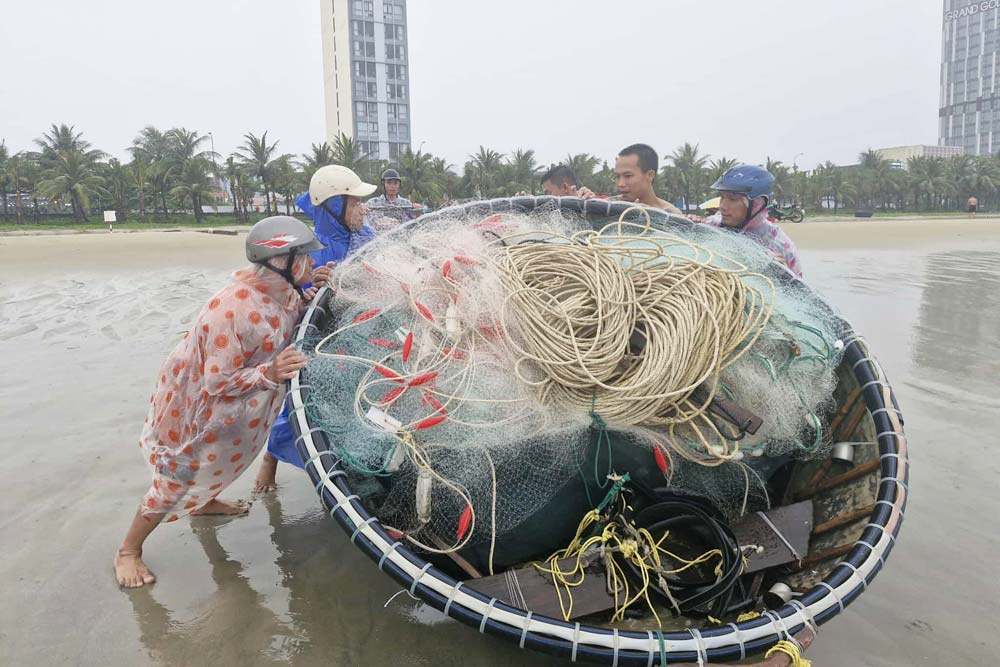 Ngu dan tai bai bien Man Thai (Da Nang) keo thuyen ve bo tranh bao so 1. Anh: Thu Giang