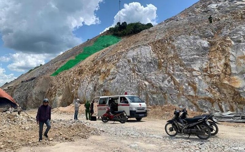 Urgently overcome the consequences and investigate the cause of the serious work accident at the Quy Nhon - Chi Thanh Expressway construction site. Photo: Minh Nguyet