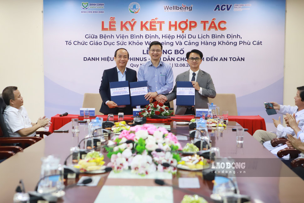 La Organizacion de Educacion para la Salud y el Bienestar de Binh Dinh la Asociacion de Turismo de Binh Dinh el Aeropuerto de Phu Cat y el Hospital de Binh Dinh firmaron un acuerdo de cooperacion. Foto: Hoai Phuong