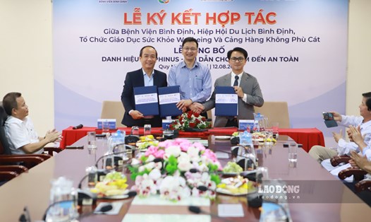 Tổ chức Giáo dục Sức khỏe Wellbeing, Hiệp hội Du lịch Bình Định, Cảng hàng không Phù Cát và Bệnh viện Bình Định đã ký kết hợp tác. Ảnh: Hoài Phương