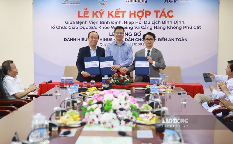Wellbeing Health Education Organization, Binh Dinh Tourism Association, Phu Cat Airport and Binh Dinh Hospital have signed a cooperation agreement. Photo: Hoai Phuong