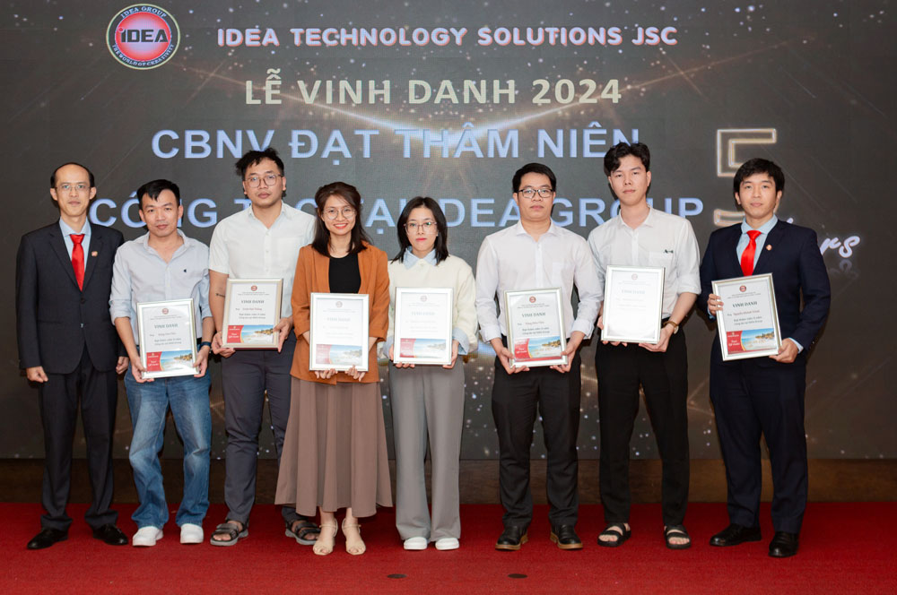 Cong ty Co Phan Giai Phap Ky Thuat Y Tuong vinh danh nhung lao dong co tham nien lam viec. Anh: Cong ty cung cap