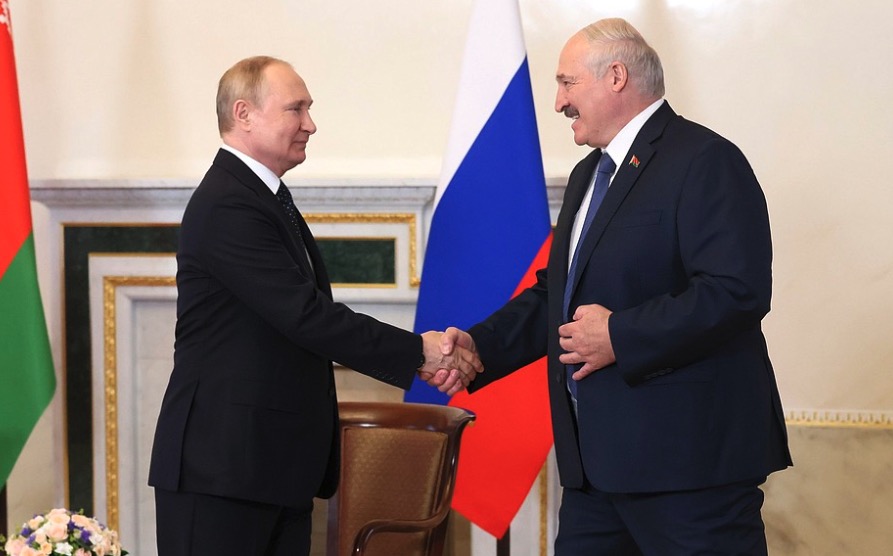 블라디미르 푸틴 러시아 대통령이 2022년 6월 25일 러시아 상트페테르부르크에서 알렉산더 루카셴코 벨로루시 대통령을 만났습니다. 사진: 크렘린궁