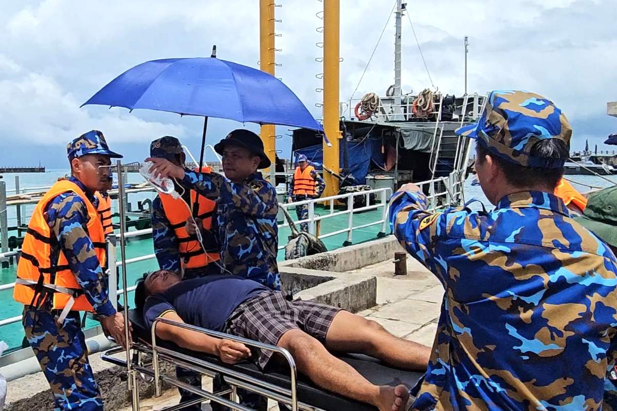 어부들을 다떠이 섬에서 937함으로 옮겨 쯔엉사 섬 병원에서 치료를 받도록 합니다. 사진: 129 해군단