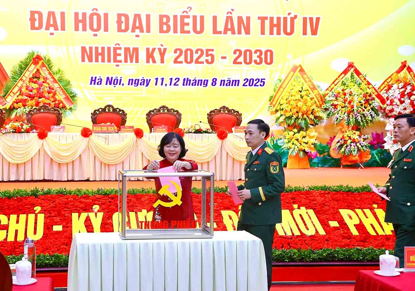 Politburo member, Secretary of the Hanoi Party Committee, Secretary of the Party Committee of the Capital Command Bui Thi Minh Hoai and delegates voted to elect the Executive Committee of the Hanoi Capital Command Party Committee, term IV. Photo: Viet Thanh