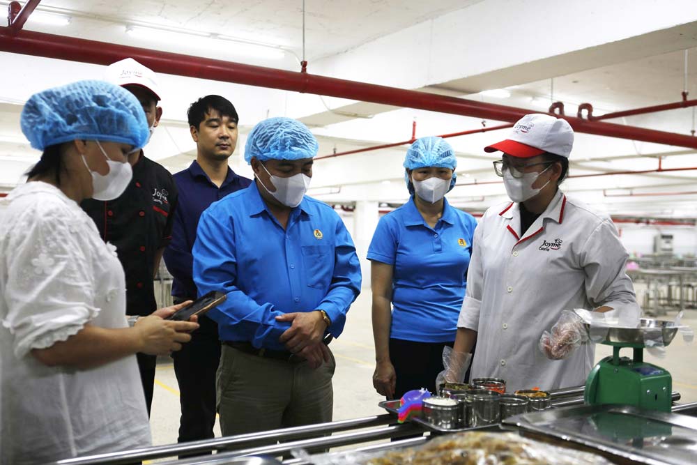 라오까이성 노동총연맹 지도부가 Unico Global YB 회사의 모든 단계와 요리 과정을 점검하고 있습니다. 사진: Van Duc
