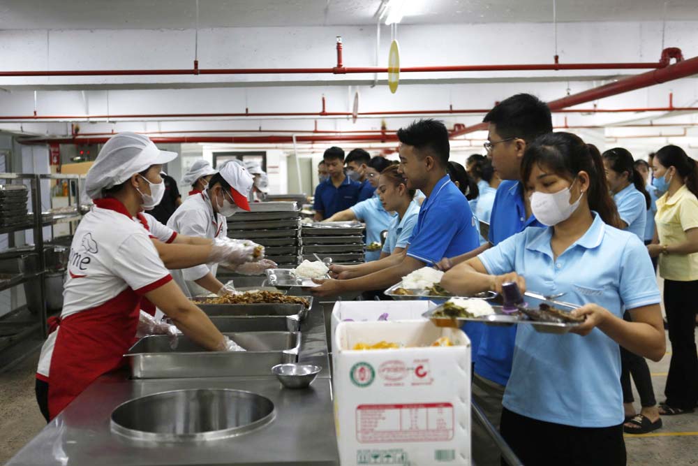 Nho Bao Lao Dong sang to thong tin, cong nhan da an tam tro lai nha an. Anh: Van Duc
