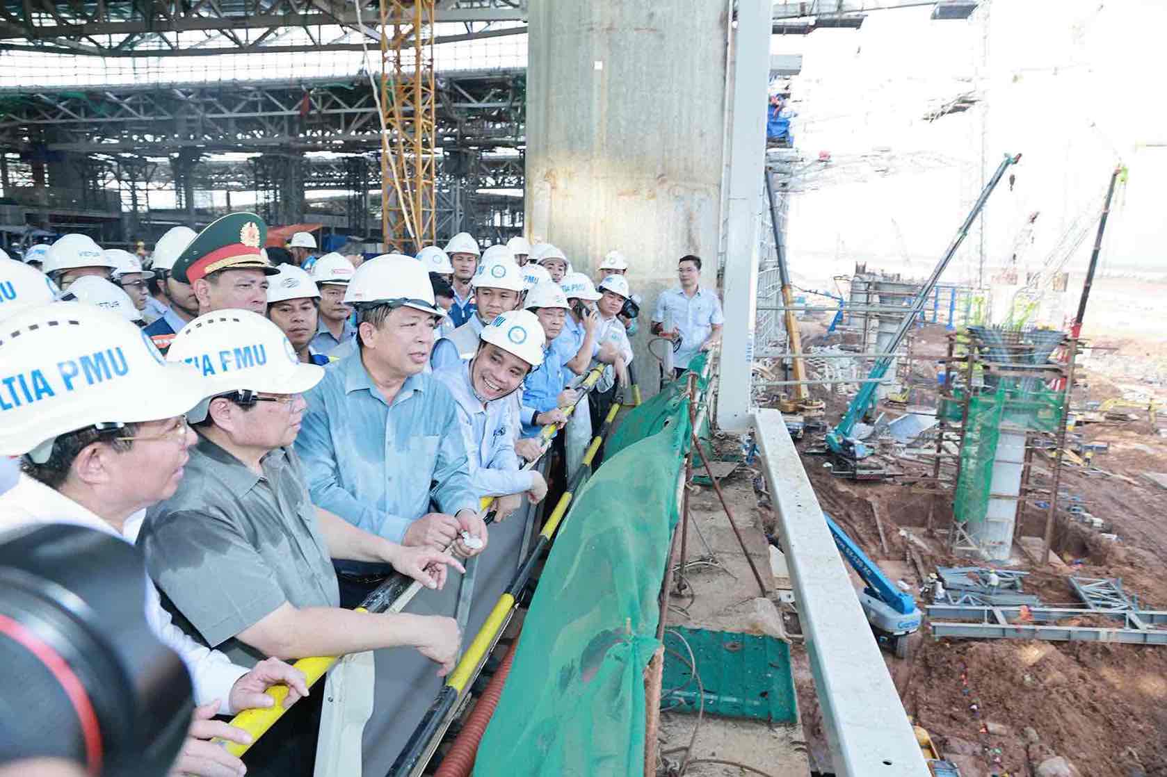 Prime Minister Pham Minh Chinh and the Central working delegation inspected the Long Thanh airport passenger terminal project on the afternoon of August 2. Photo: Ha Anh Chien