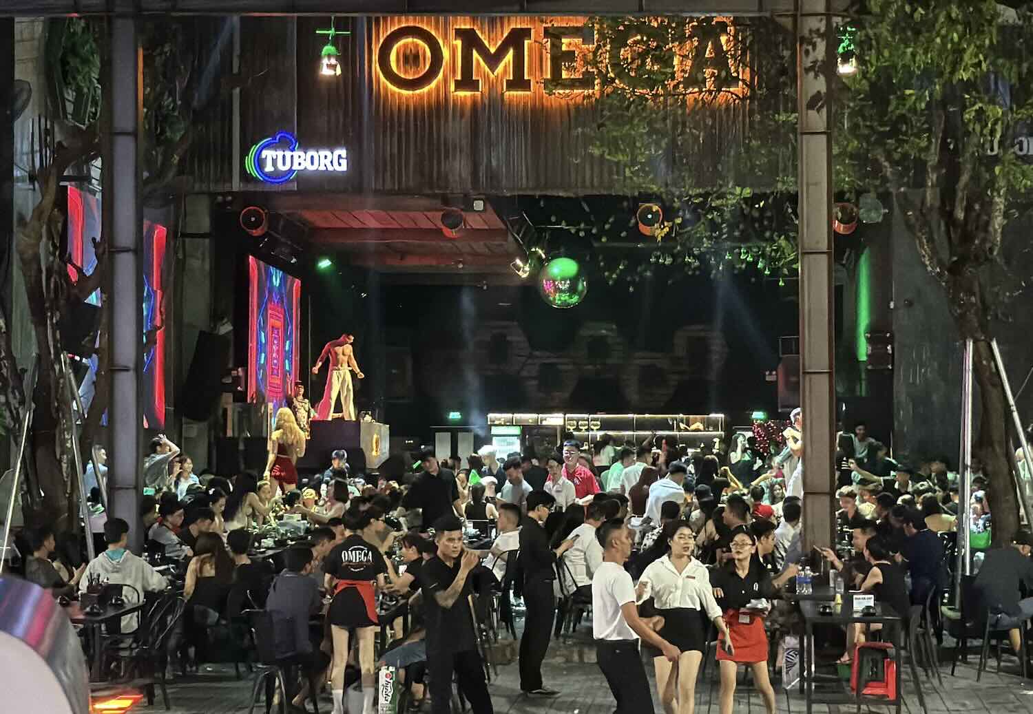 Many bars in Hue occupy sidewalks, turn on music all night, affecting the community.