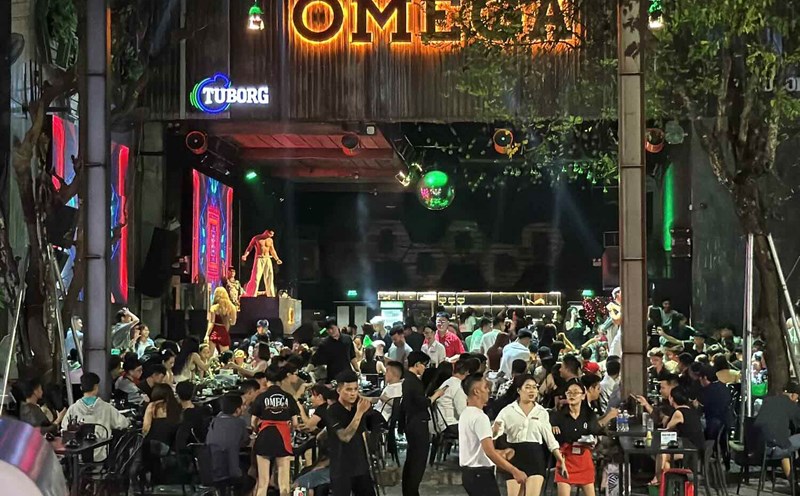 Many bars in Hue occupy sidewalks, turn on music all night, affecting the community.