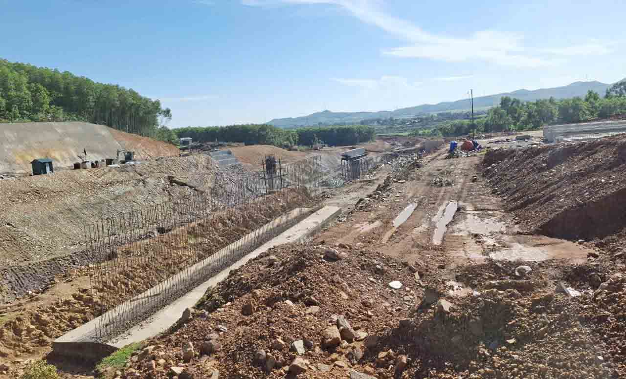 The construction of a new flood commune of the Ke Go Lake Upgrade Project is being focused on. Photo: Tran Tuan.