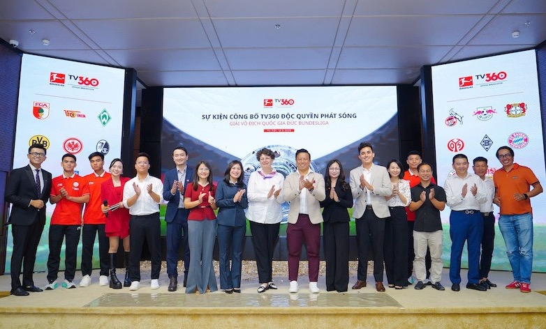 Ba Helga Margarete Barth - Dai su Cong hoa Lien bang Duc tai Viet Nam, Ba Nguyen Ha Thanh - Pho Tong Giam doc Tong Cong ty Vien thong Viettel va Ong Kevin Sim - Giam doc khu vuc Chau A - Thai Binh Duong cua Bundesliga, cung cac khach moi chuc mung su kien. Anh: Ban to chuc