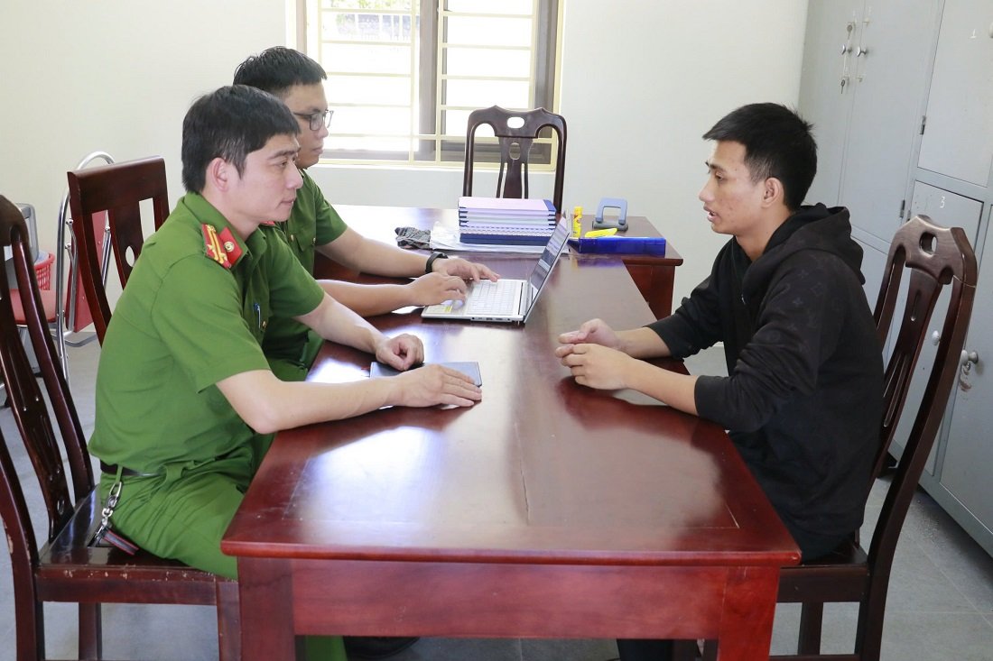 Nghia Loc Commune Police took the statement of Nguyen Van Chien to clarify the act of stealing organ at Xuan Loc Parish Primary School. Photo: Ngoc Anh
