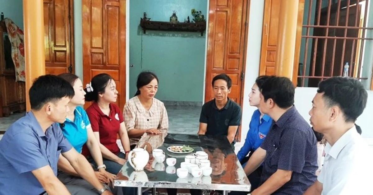Doan cong tac den tham hoi, dong vien gia dinh cac chau be khong may gap nan. Anh: Pham Nga