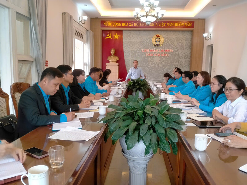 Nguyen Phu Hoang 씨 - 람동성 노동 연맹 위원장은 기반 시설에 대한 강력한 지향을 요구하고 기반 시설에서 노동조합 조직을 강화할 것을 요구했습니다. 사진: Van Hung