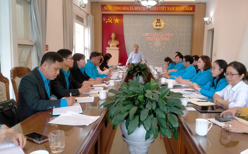 Mr. Nguyen Phu Hoang - Chairman of Lam Dong Provincial Labor Federation requested a strong focus on the grassroots, perfecting and developing the grassroots trade union organization. Photo: Van Hung