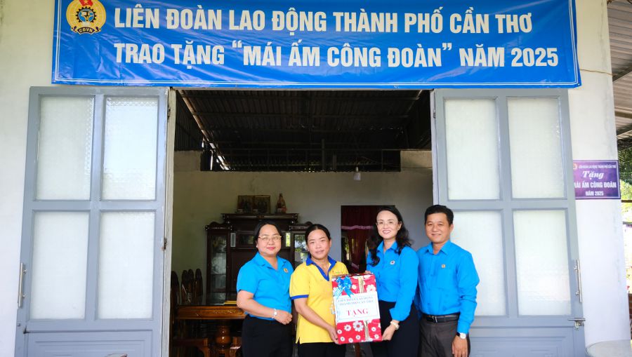 조합원 Duong Thi Ngoc에게 노동조합의 집을 수여하는 행사. 사진: My Ly