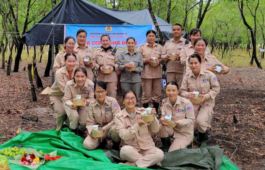 노동조합 점심 식사 프로그램에서 MAG Quang Tri 프로젝트 노동조합 소속 노동자들의 기쁨. 사진: Hung Tho